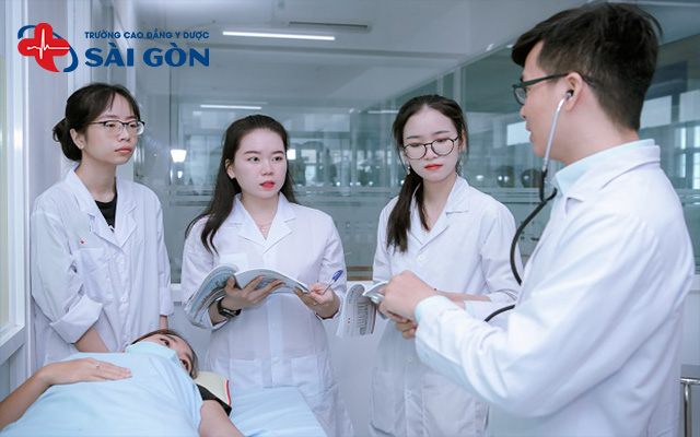 Nên học Điều dưỡng hay Hộ sinh