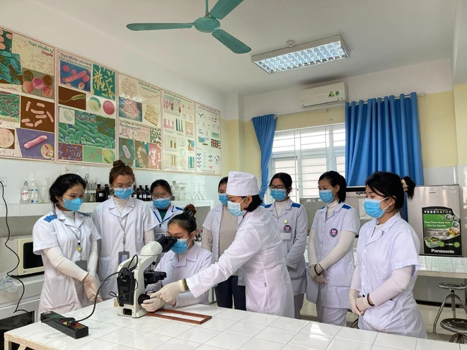 Ngành Kỹ thuật Xét nghiệm Y học thu hút nhiều thí sinh nhờ nhu cầu nhân lực cao và cơ hội việc làm ổn định trong lĩnh vực y tế